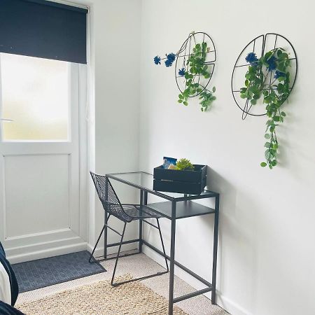 Lovely 1 Bed Home Near Hospital, With Parking & Garden Work Contractor Leisure, Sapphire Cambridge  Bagian luar foto