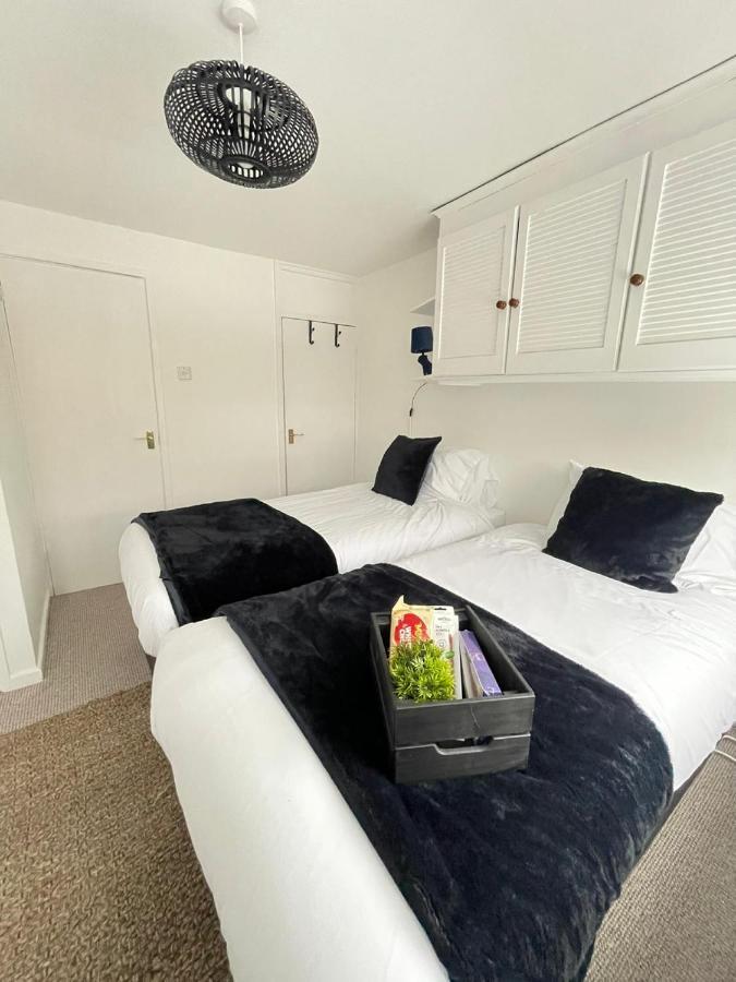 Lovely 1 Bed Home Near Hospital, With Parking & Garden Work Contractor Leisure, Sapphire Cambridge  Bagian luar foto