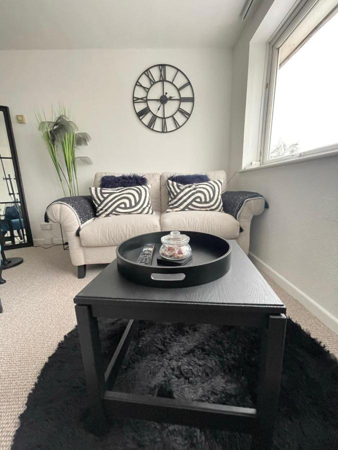 Lovely 1 Bed Home Near Hospital, With Parking & Garden Work Contractor Leisure, Sapphire Cambridge  Bagian luar foto