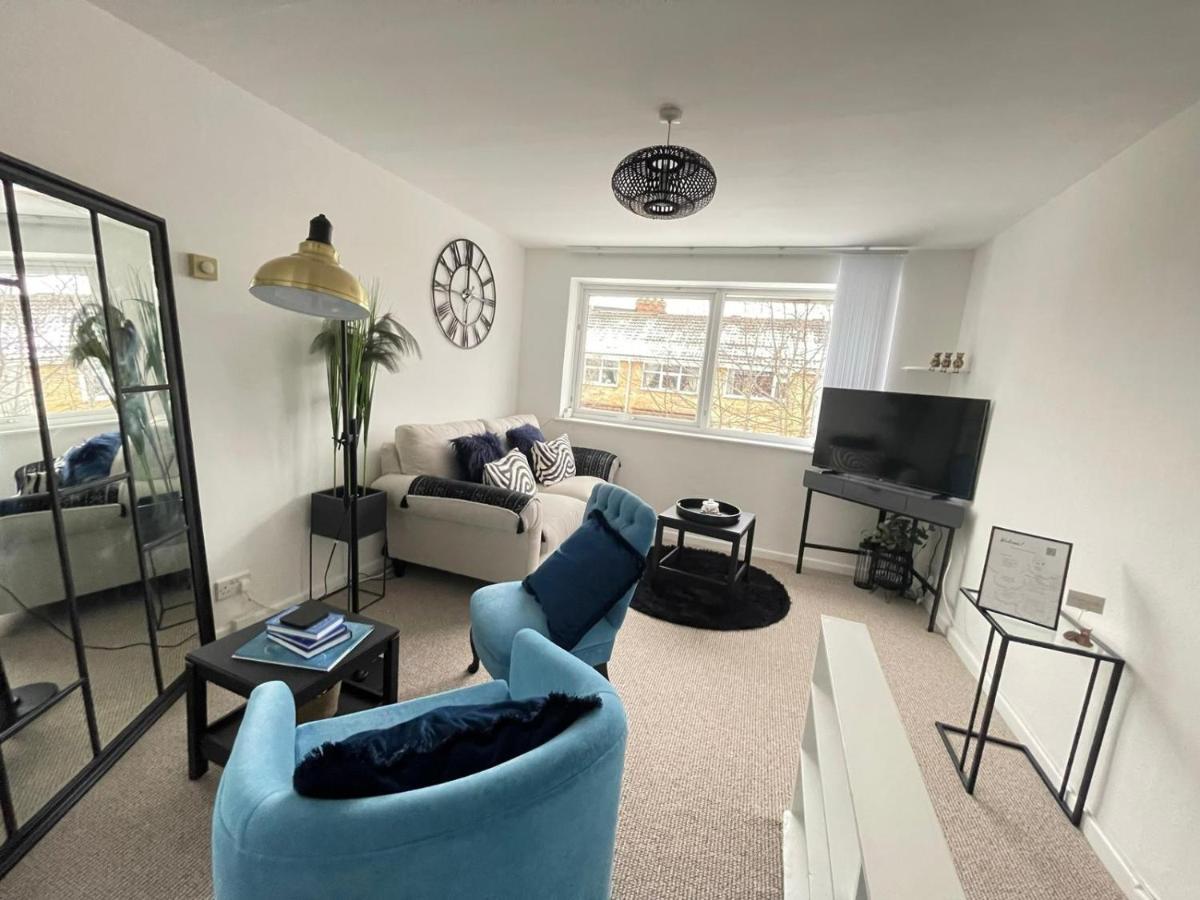 Lovely 1 Bed Home Near Hospital, With Parking & Garden Work Contractor Leisure, Sapphire Cambridge  Bagian luar foto