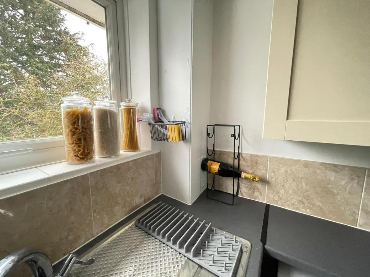 Lovely 1 Bed Home Near Hospital, With Parking & Garden Work Contractor Leisure, Sapphire Cambridge  Bagian luar foto