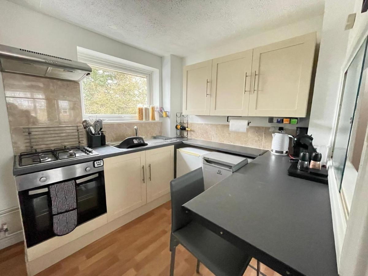 Lovely 1 Bed Home Near Hospital, With Parking & Garden Work Contractor Leisure, Sapphire Cambridge  Bagian luar foto