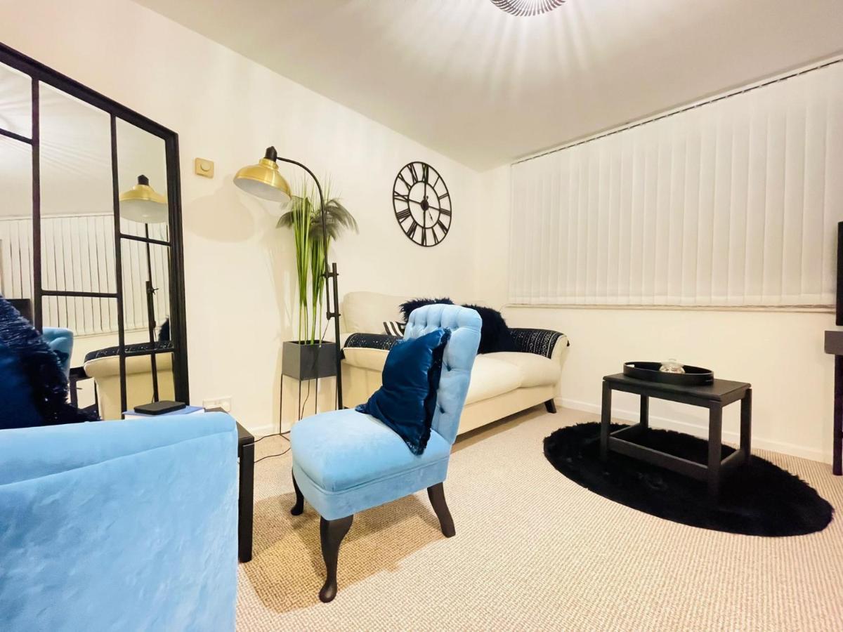 Lovely 1 Bed Home Near Hospital, With Parking & Garden Work Contractor Leisure, Sapphire Cambridge  Bagian luar foto