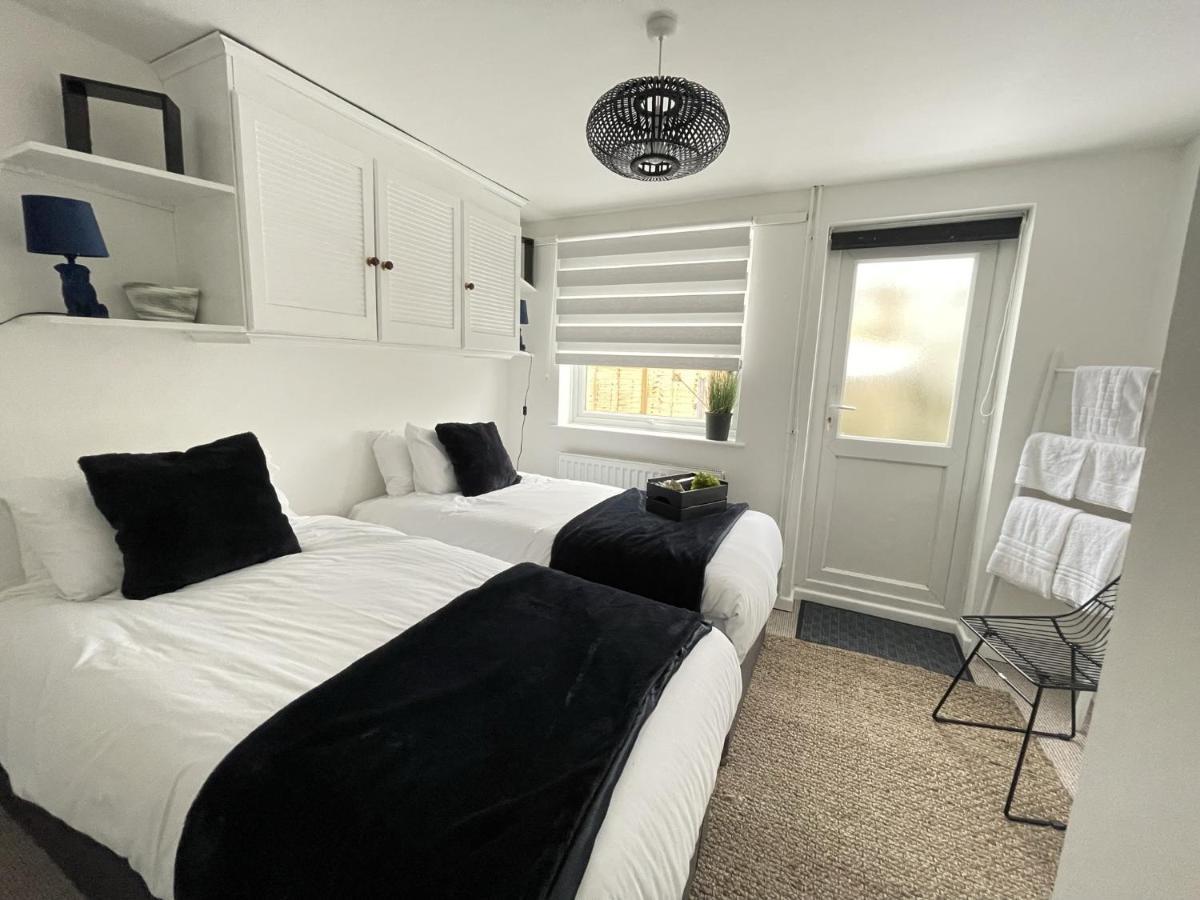 Lovely 1 Bed Home Near Hospital, With Parking & Garden Work Contractor Leisure, Sapphire Cambridge  Bagian luar foto