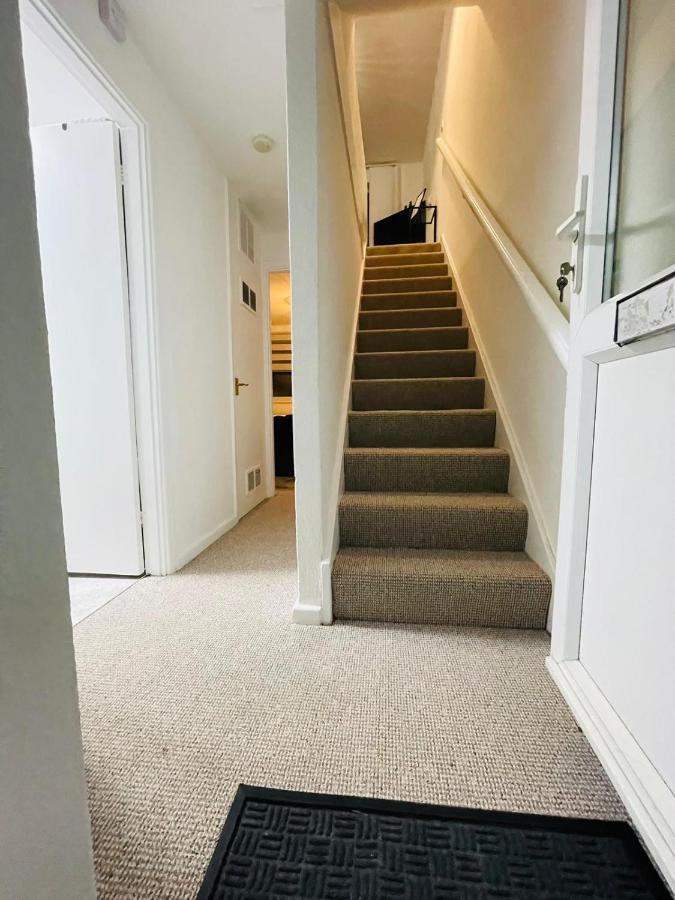 Lovely 1 Bed Home Near Hospital, With Parking & Garden Work Contractor Leisure, Sapphire Cambridge  Bagian luar foto