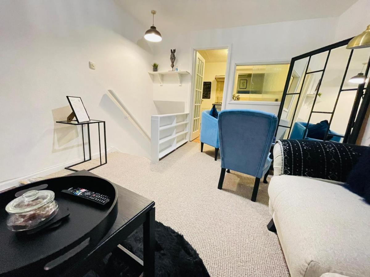 Lovely 1 Bed Home Near Hospital, With Parking & Garden Work Contractor Leisure, Sapphire Cambridge  Bagian luar foto