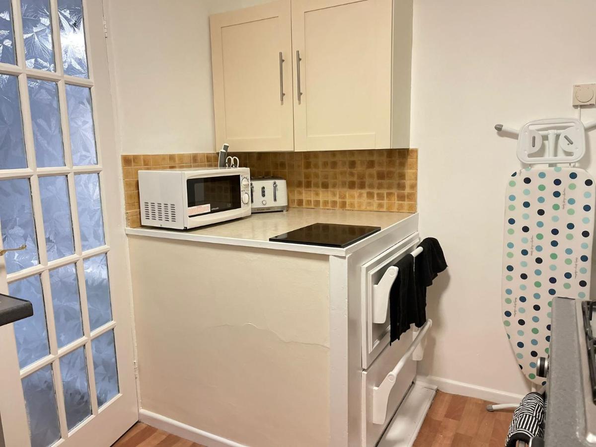 Lovely 1 Bed Home Near Hospital, With Parking & Garden Work Contractor Leisure, Sapphire Cambridge  Bagian luar foto