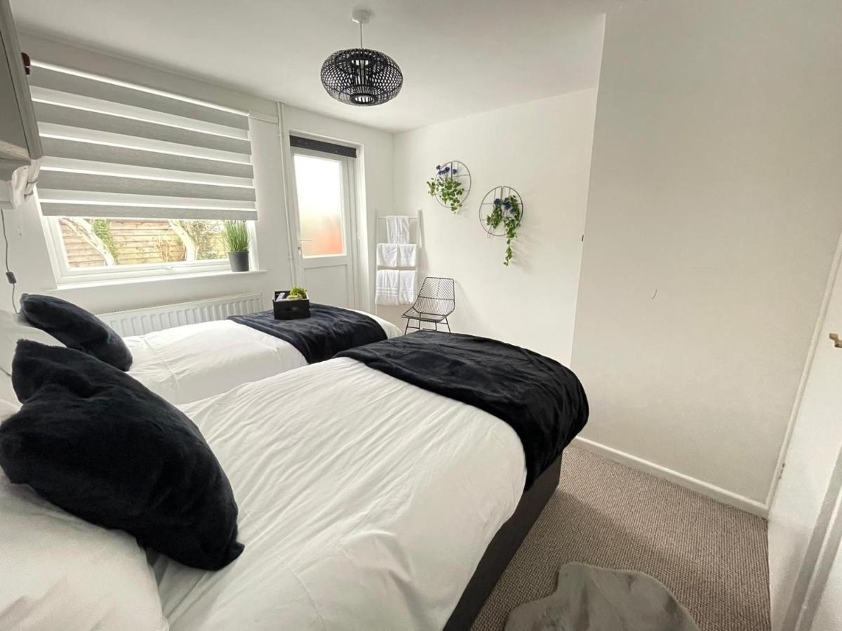 Lovely 1 Bed Home Near Hospital, With Parking & Garden Work Contractor Leisure, Sapphire Cambridge  Bagian luar foto
