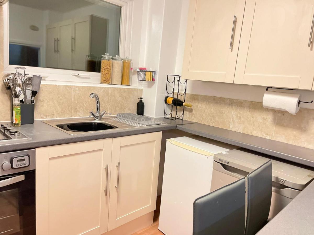 Lovely 1 Bed Home Near Hospital, With Parking & Garden Work Contractor Leisure, Sapphire Cambridge  Bagian luar foto