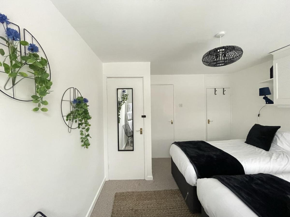 Lovely 1 Bed Home Near Hospital, With Parking & Garden Work Contractor Leisure, Sapphire Cambridge  Bagian luar foto