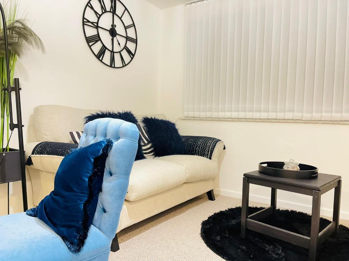 Lovely 1 Bed Home Near Hospital, With Parking & Garden Work Contractor Leisure, Sapphire Cambridge  Bagian luar foto