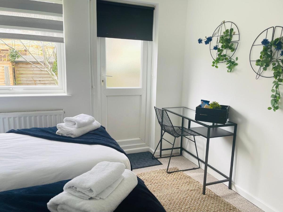 Lovely 1 Bed Home Near Hospital, With Parking & Garden Work Contractor Leisure, Sapphire Cambridge  Bagian luar foto