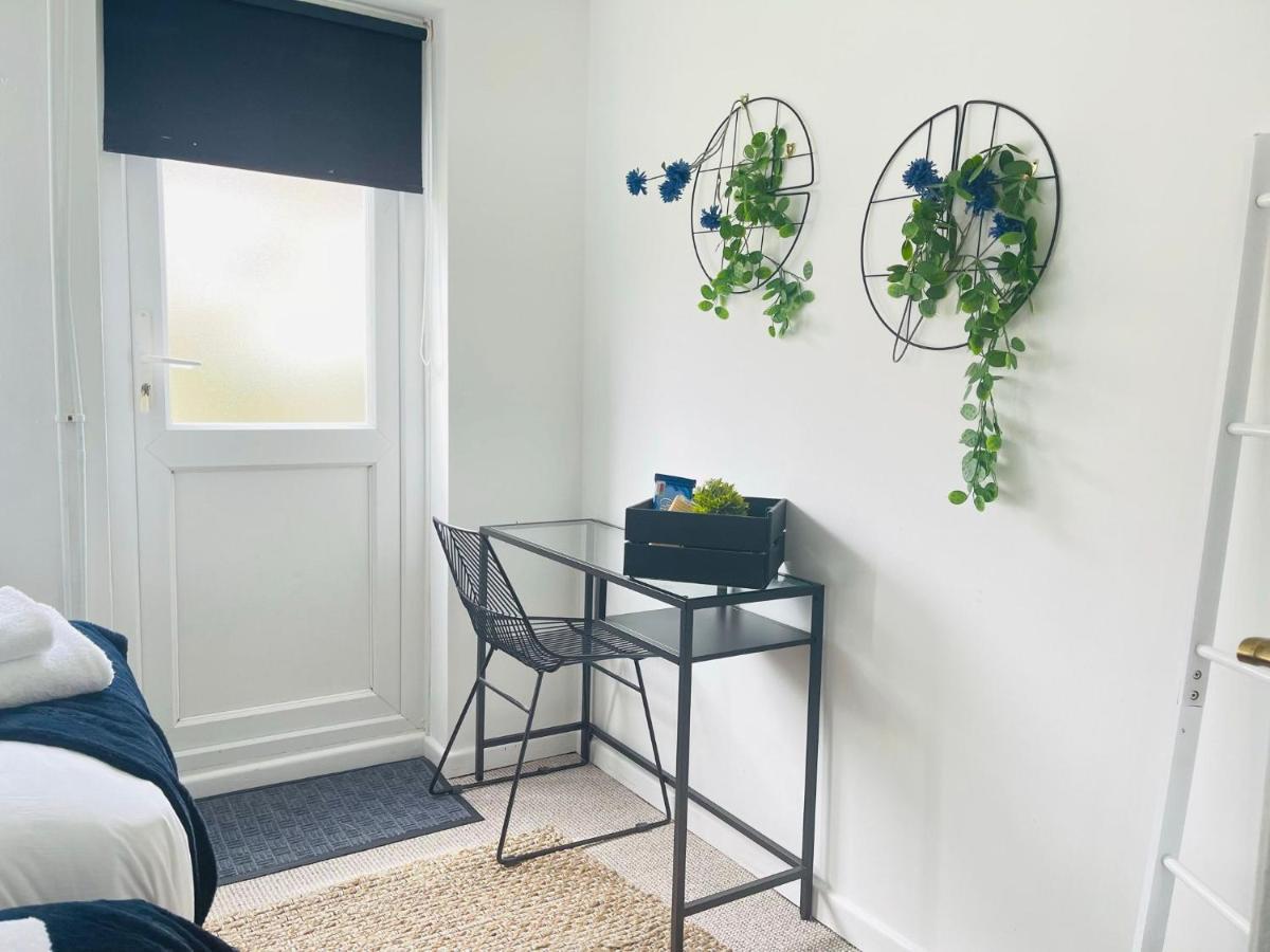 Lovely 1 Bed Home Near Hospital, With Parking & Garden Work Contractor Leisure, Sapphire Cambridge  Bagian luar foto