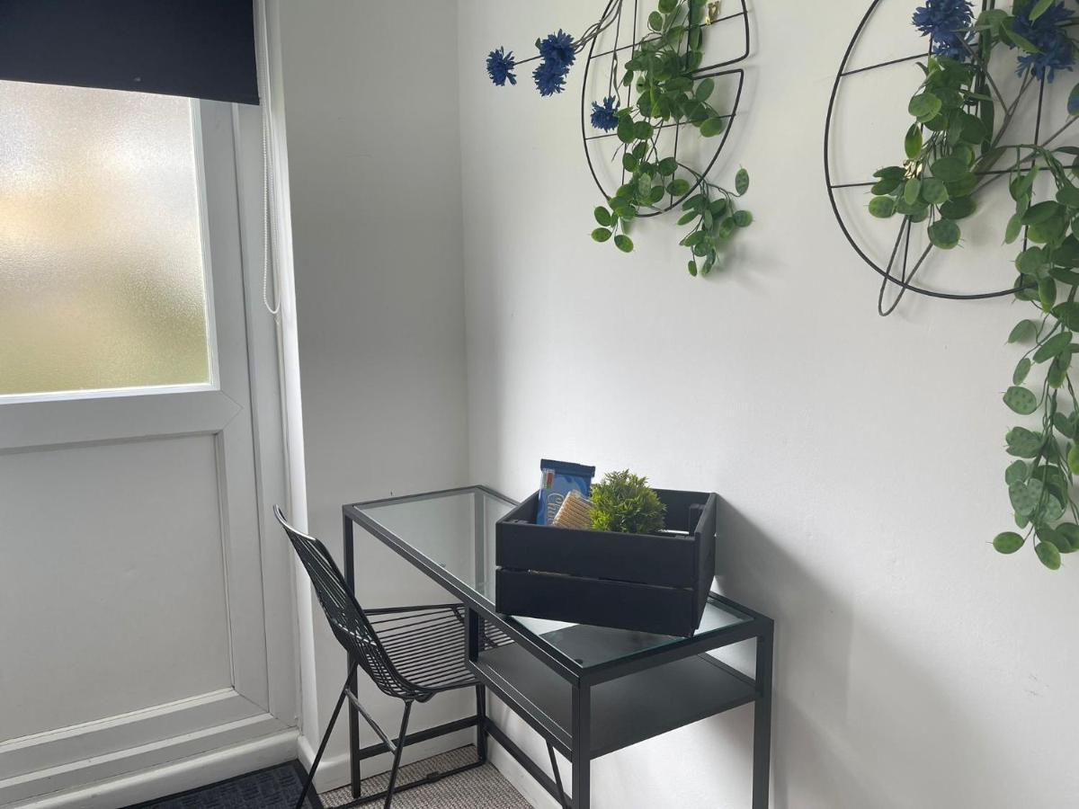 Lovely 1 Bed Home Near Hospital, With Parking & Garden Work Contractor Leisure, Sapphire Cambridge  Bagian luar foto