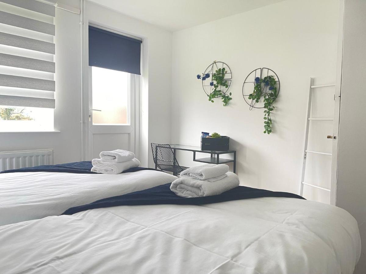 Lovely 1 Bed Home Near Hospital, With Parking & Garden Work Contractor Leisure, Sapphire Cambridge  Bagian luar foto